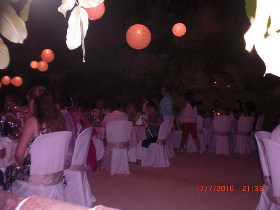 Celebración nocturna de una boda