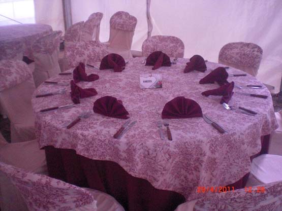 Catering preparado para una boda en el interior de una carpa