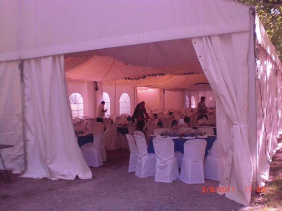 Catering preparado para una boda en el interior de una carpa