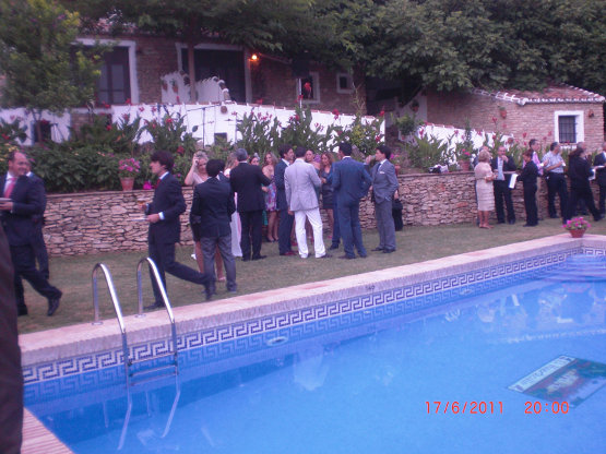 Invitados de una boda en la piscina