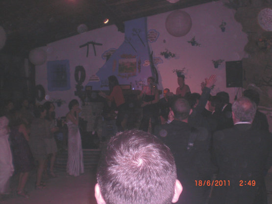 Celebración festiva tras una boda en el Huertecillo