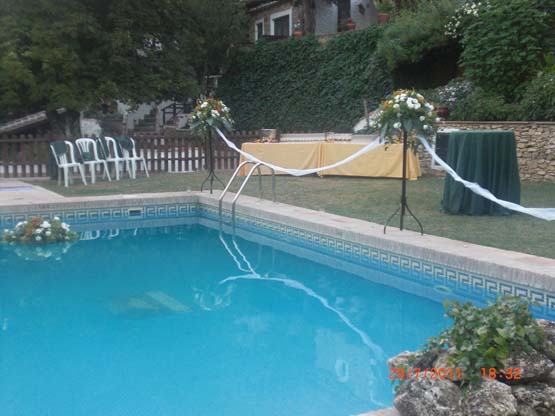 La piscina engalanada para la boda