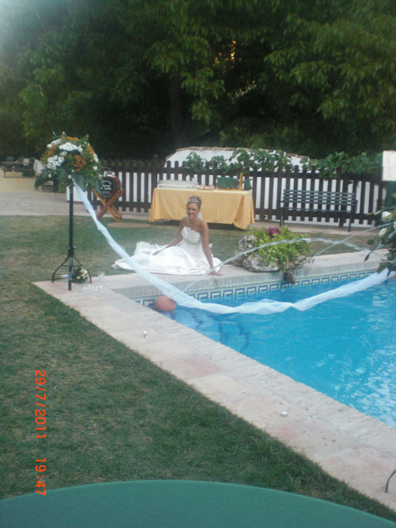 Una novia posa en la piscina