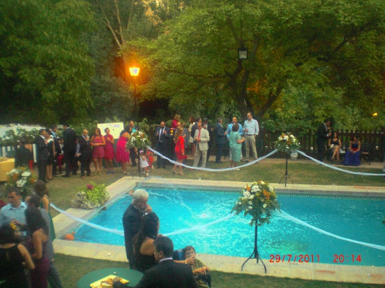 Invitados a un evento nupcial alrededor de la piscina