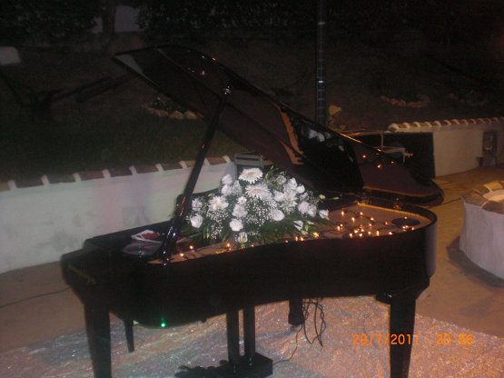 Un piano preparado para amenizar a una celebración nupcial