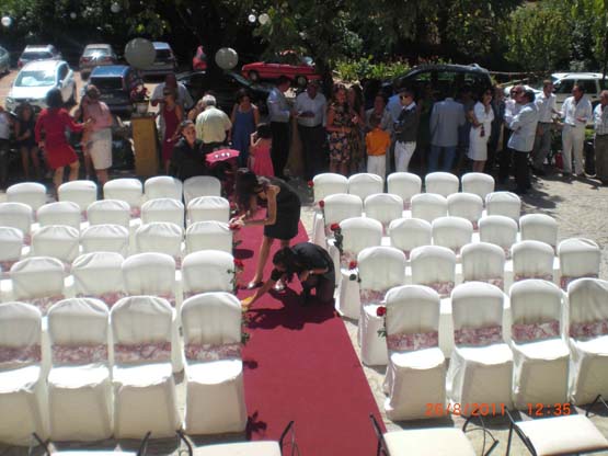 Preparación del escenario para una boda en el Huertecillo