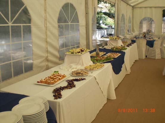 Catering para una boda preparado en el interior de una carpa habilitada en el Huertecillo