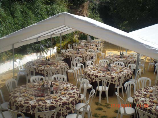 Catering preparado para una boda bajo una carpa abierta
