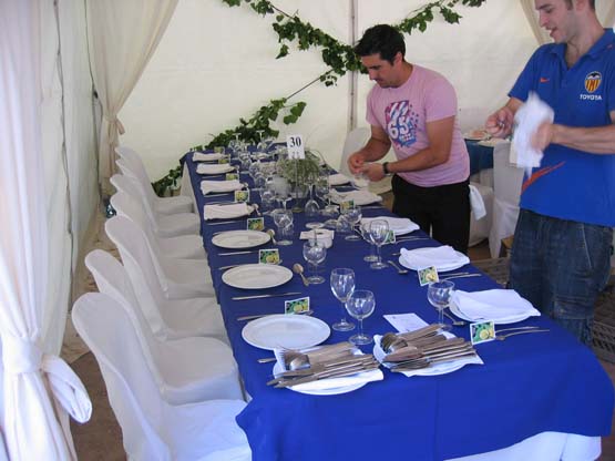 Catering preparado para una boda en una carpa habilitada en del Huertecillo