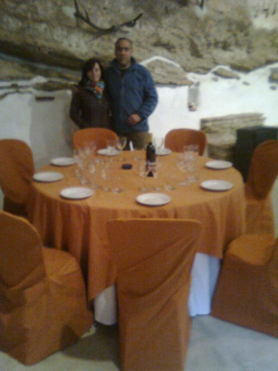 Antonio Cintado y su esposa ante un Catering preparado en el Huertecillo