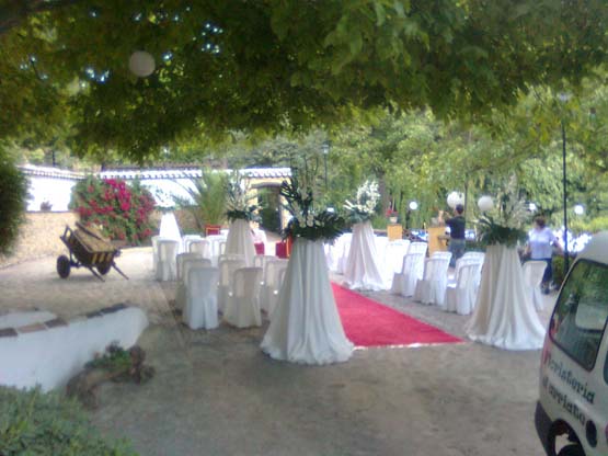Escenario preparado para una boda en el Huertecillo