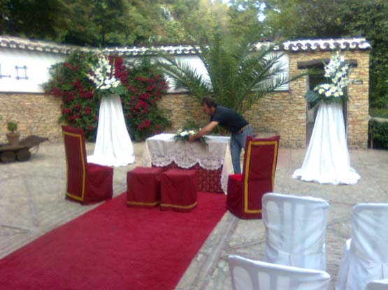 Preparando el escenario para una boda en el Huertecillo