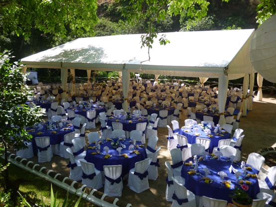 Catering preparado para una boda en una carpa abierta habilitada en del Huertecillo