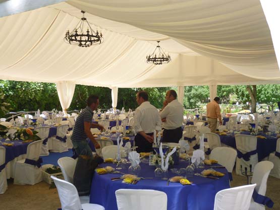Catering preparado para una boda en una carpa abierta habilitada en del Huertecillo en una carpa abierta habilitada en del Huertecillo