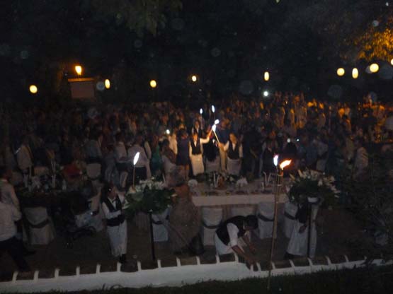 Los invitados a una boda celebrada en el Huertecillo disfrutan de la cena