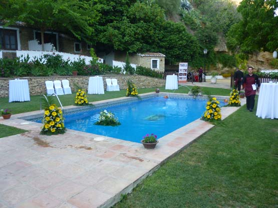 La piscina engalanada para una boda que se celebrará en el Huertecillo