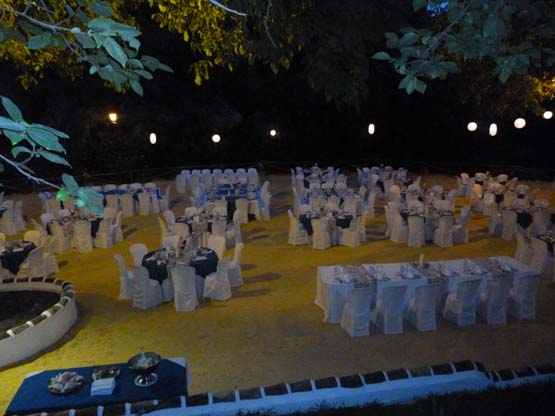 Catering preparado para la celebración nocturna de una boda en el Huertecillo