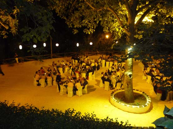 Celebración nocturna de una boda en el Huertecillo