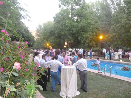 Los invitados a una boda toman un aperitivo alrededor de la piscina del Huertecillo